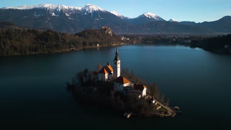 Impresionante-Vista-Aérea-De-La-Isla-De-Bled-En-El-Lago-Bled,-Eslovenia