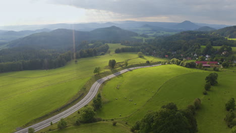 Autos-Fahren-Auf-Der-Neuen-Landstraße,-Die-Zum-Tschechischen-Dorf-Führt