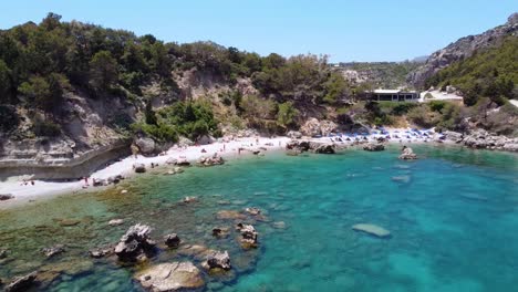 toma cinematográfica de drones que se distancia de una playa impresionante en grecia durante un día soleado