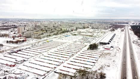 Distrito-De-Kalnieciai-Y-Muchas-Cajas-De-Garaje-Durante-Las-Fuertes-Nevadas-En-La-Temporada-De-Invierno,-Vista-Aérea