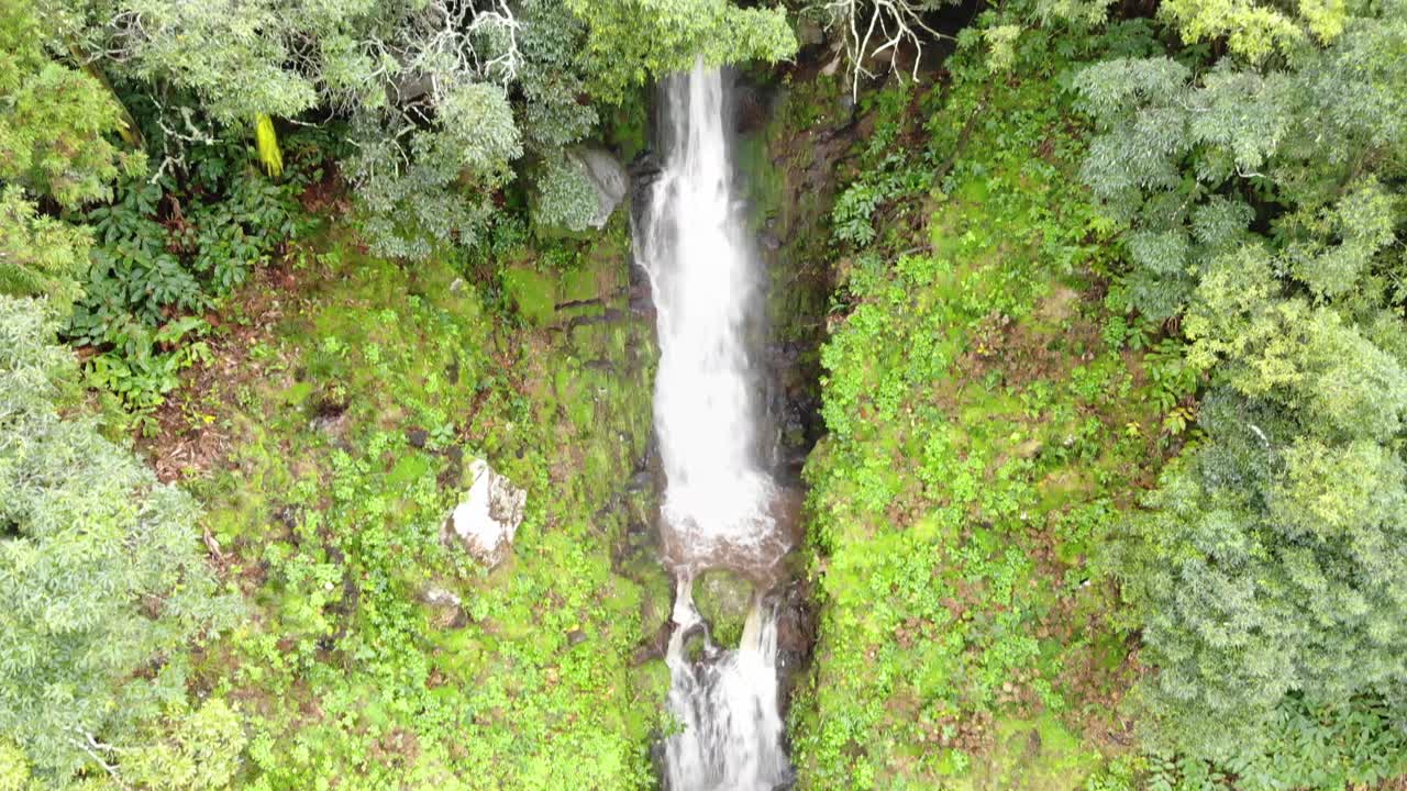 cascada en la isla de sao miguel, azores