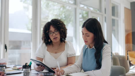 mujeres de negocios que colaboran en una reunión