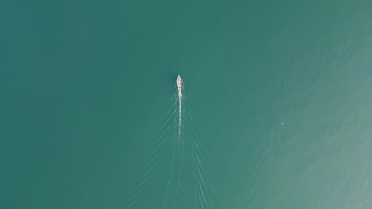 이탈리아 의 가르다 호수 의 차분 한 푸른 물 에서 항해 하는 배 의 상상