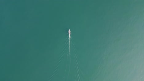 Overhead-View-Of-Boat-Sailing-In-The-Calm-Blue-Waters-Of-Lake-Garda-In-Italy