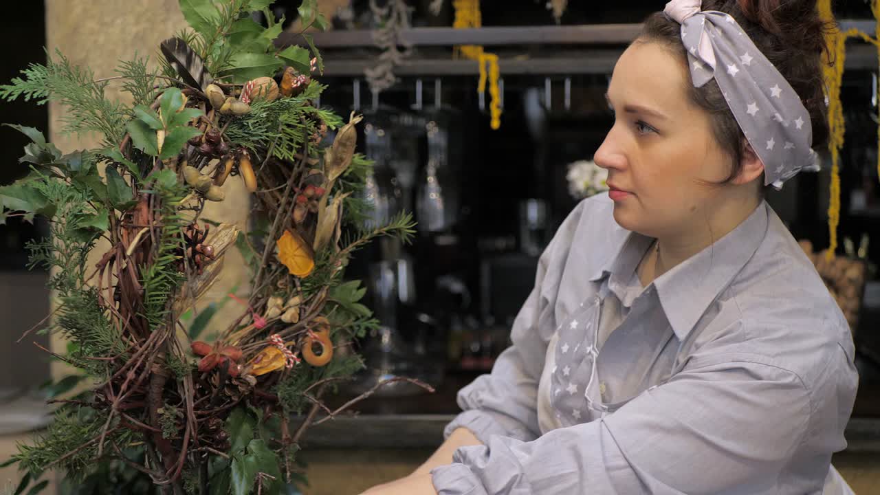 florista en el trabajo. cómo hacer una corona de navidad con arreglos florales. paso a paso, tutorial