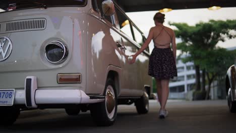 Junge-Schöne-Dame,-Die-Sich-Einen-Klassischen-Volkswagen-Oldtimerbus-Anschaut