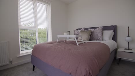 dormitorio bellamente decorado con una cama doble