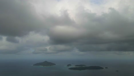 Mit-Einer-Drohne-Von-Oben-Gefilmte-Landschaften-Auf-Den-Seychellen,-Die-Die-Natur,-Berge,-Häuser-Und-Inseln-Auf-Der-Hauptinsel-Mahe-Zeigen