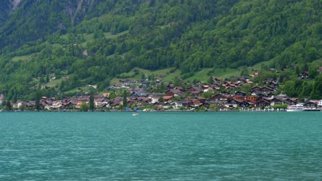 Ciudad-De-Brienz-En-Suiza-En-El-Claro-Lago-Brienz