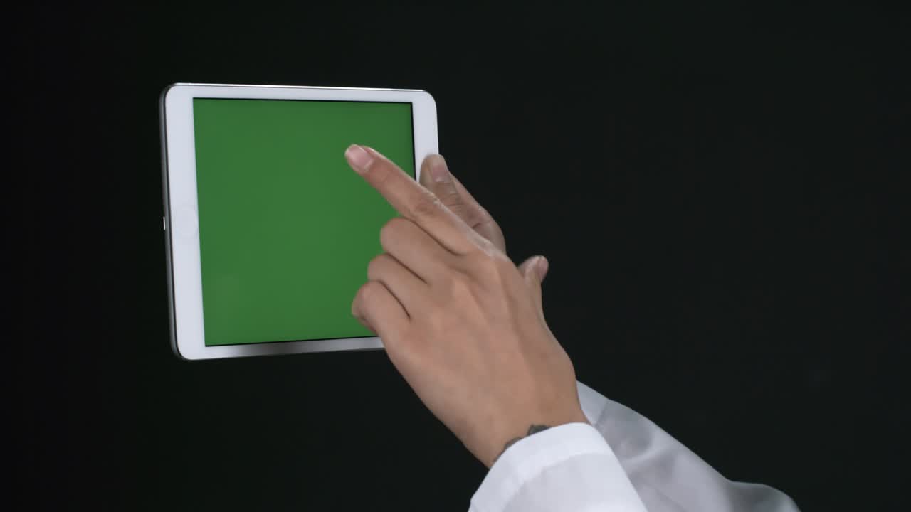 manos femeninas usando tableta con tecnología futurista