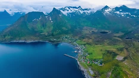 Mefjordvar,-Insel-Senja.-Schöne-Natur-Norwegen-Natürliche-Landschaft-Mefjord.