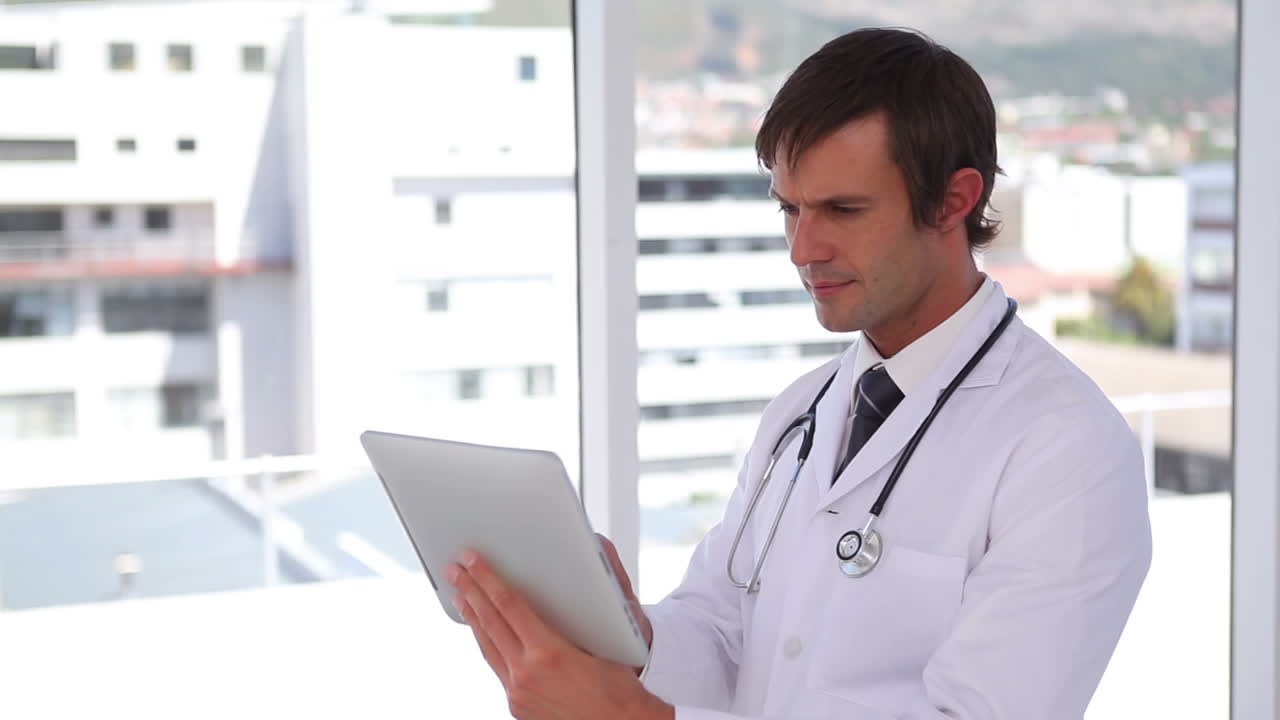 médico usando una tableta con pantalla táctil