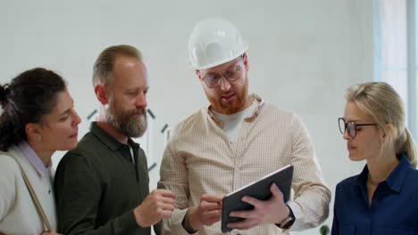 equipo de construcción discutiendo los planes del proyecto