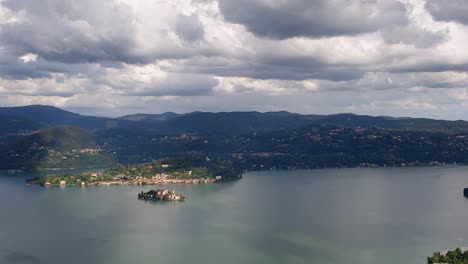 Isla-De-San-Giulio-O-Isla-De-San-Julius-En-El-Lago-Orta-En-Piamonte,-Italia