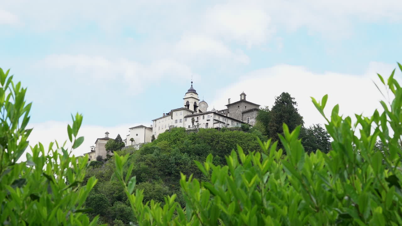 una vista desde la distancia de la montaña sagrada de varallo, un complejo devocional cristiano, un patrimonio mundial de la unesco si en italia