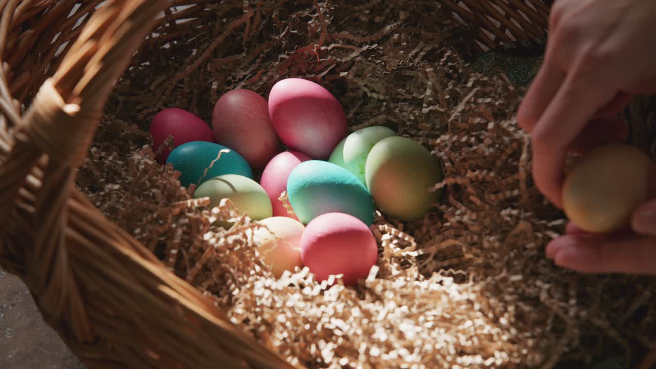 Uova di Pasqua in un cesto