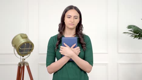 chica india triste leyendo un libro