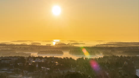 Timelapse-De-Un-Sol-Brumoso-Moviéndose-Sobre-Kulosaari-Y-El-Archipiélago-Nevado-De-Helsinki