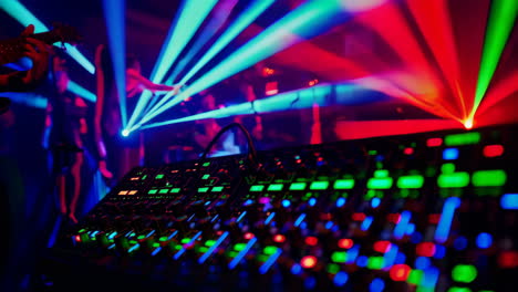 dj mezclando en un club nocturno