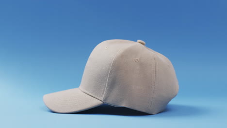 video von beige baseballmütze und kopierraum auf blauem hintergrund