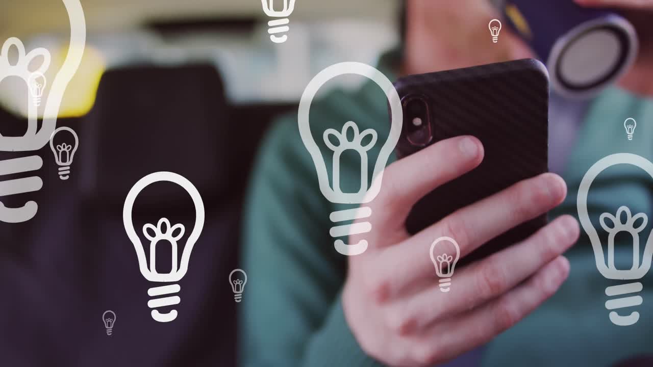 animación de iconos de bombillas y procesamiento de datos sobre un hombre albino afroamericano usando un teléfono inteligente.