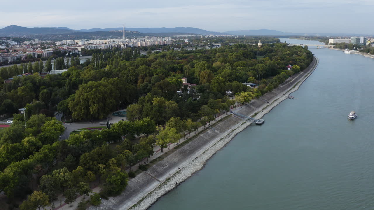 río danubio en la hermosa ciudad europea de budapest, hungría - antena