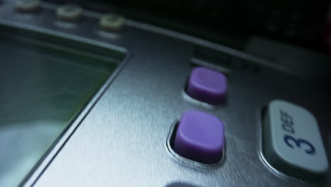 mujer con tarjeta de crédito usando terminal pos para la transacción. concepto de compras