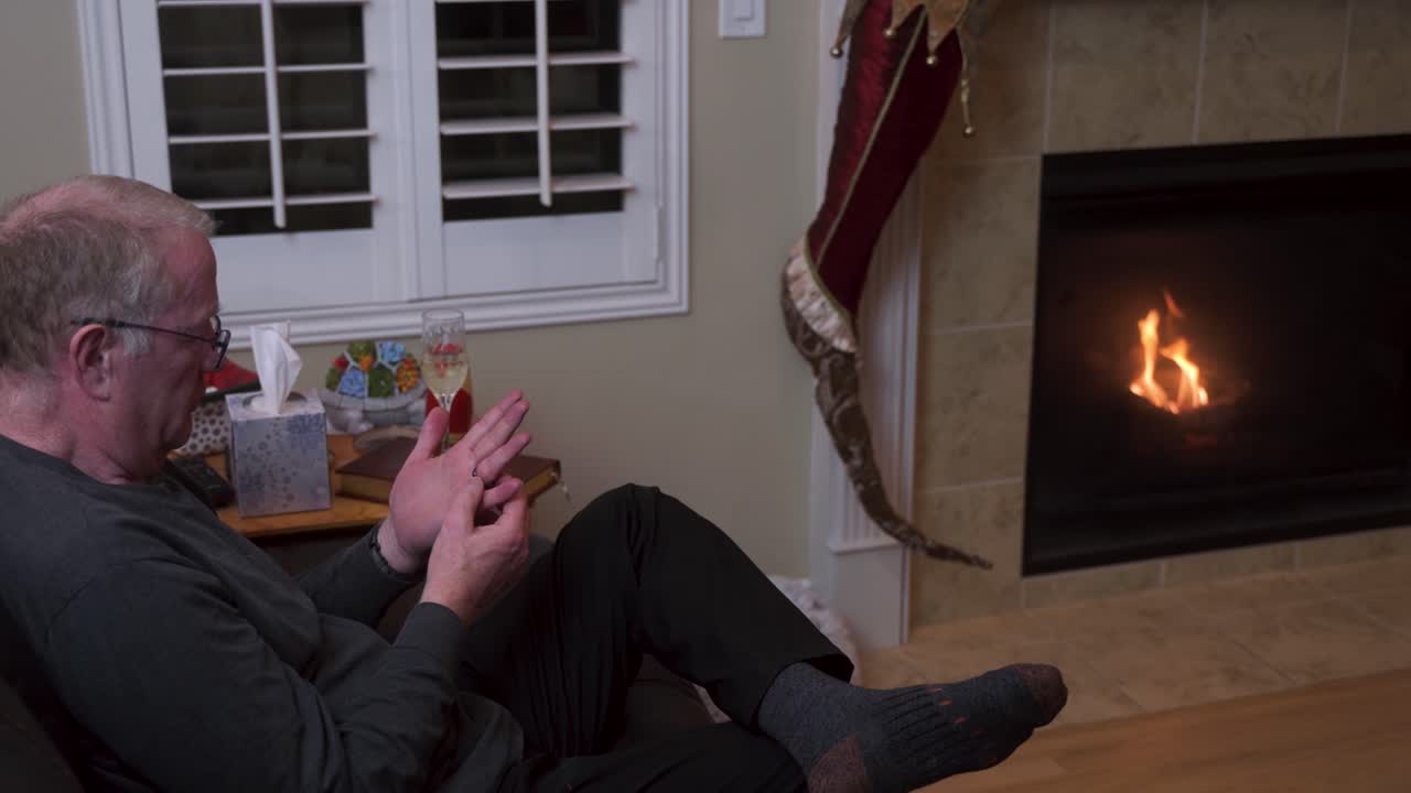 вдовец смотрит на свое обручальное кольцо в одинокую рождественскую ночь.