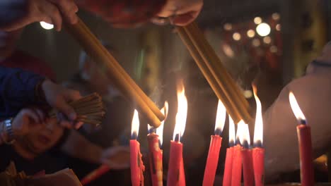 velas e incienso ardiendo en el templo de man mo