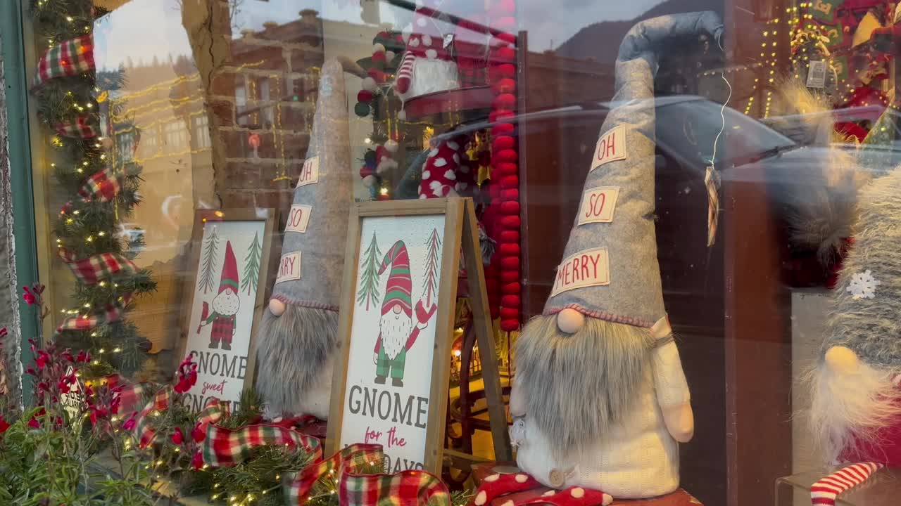 decoración de ventana de exhibición de gnomos de navidad en tiendas en la ciudad de ashland, oregón, ee.uu.