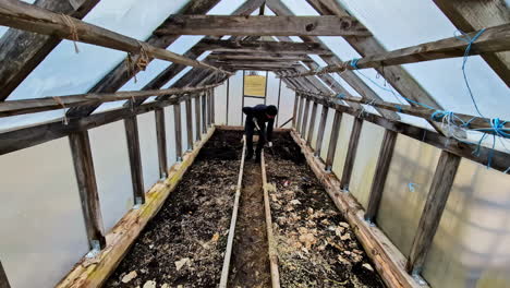 preparación del suelo en un invernadero para plantar y cultivar productos - lapso de tiempo