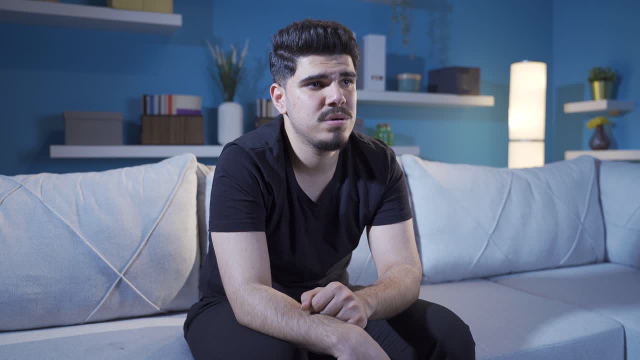 슬픈 젊은이가 감정적으로 변합니다.