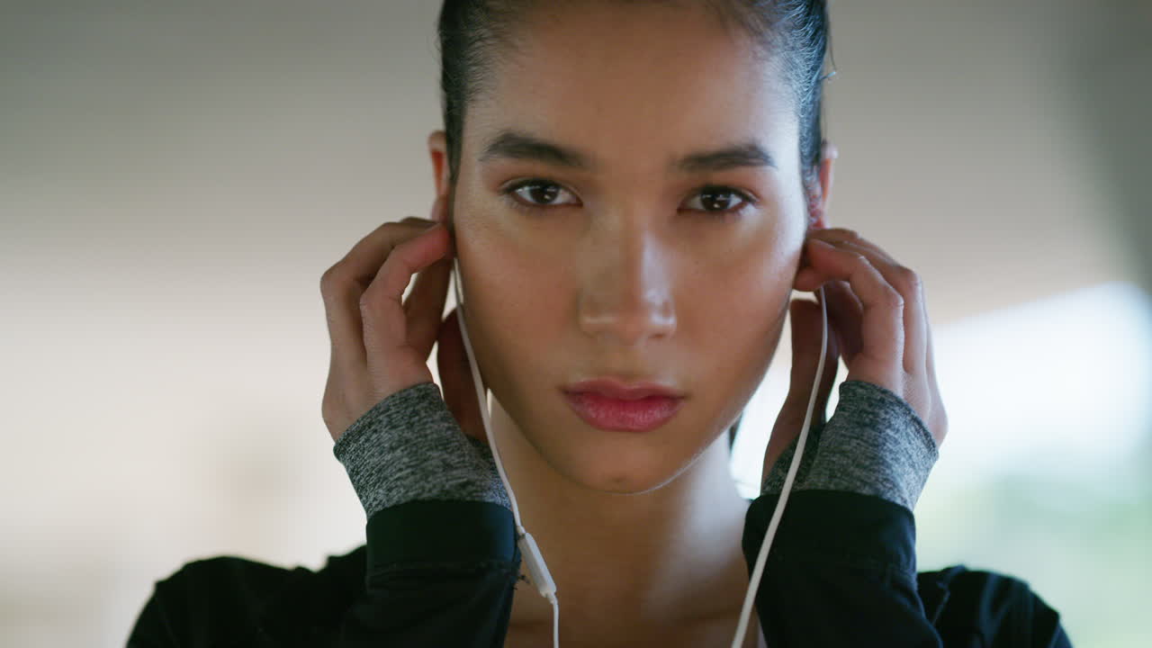 아름다운 젊은 여성이 야외에서 운동하고 있습니다.