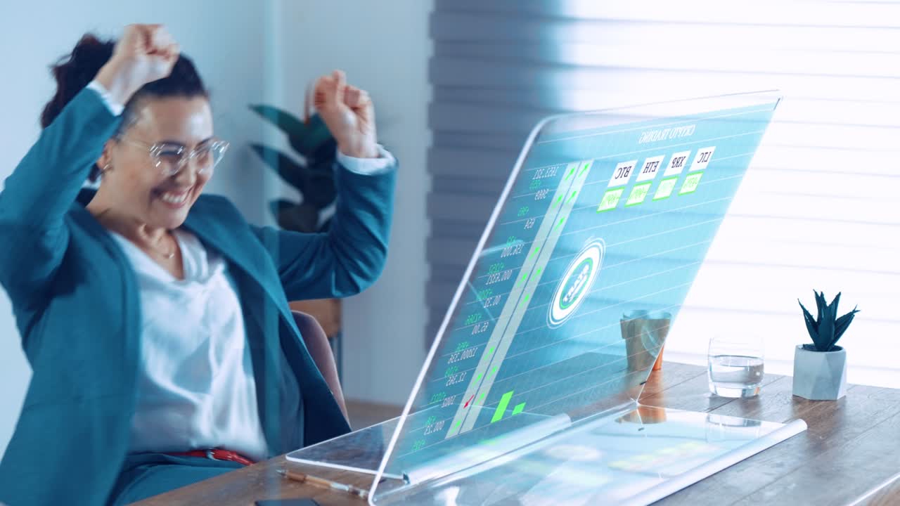 Trader di criptovalute donna che guarda un computer con display trasparente e si rallegra perché il prezzo è salito alle stelle. Concetto di successo nel mercato delle criptovalute e azionario. Grafico del mercato azionario