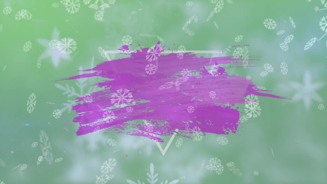 copos de nieve cayendo sobre pintura púrpura trazo sobre forma de triángulo contra un fondo verde