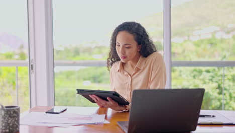 Tableta,-Computadora-Portátil-Y-Mujer-De-Negocios-Para-Digital