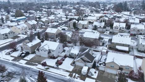 vista aérea de un barrio americano después de una tormenta de nieve de invierno