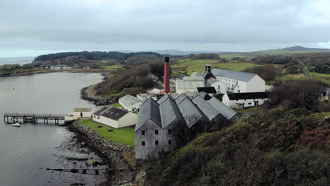 distillería de whisky lagavulin aérea desde la vista lateral