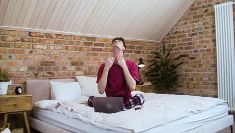 hombre en el dormitorio