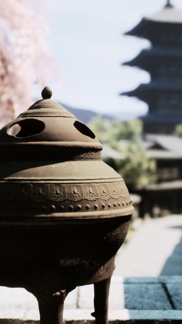 조용 한 사원 정원 에 있는 고대 일본 의 향불