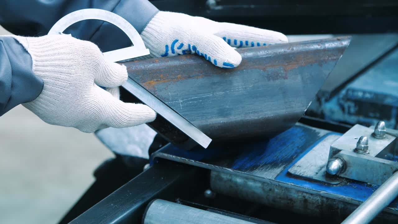 ingeniero midiendo ángulos de piezas metálicas en blanco con un buscador de ángulos