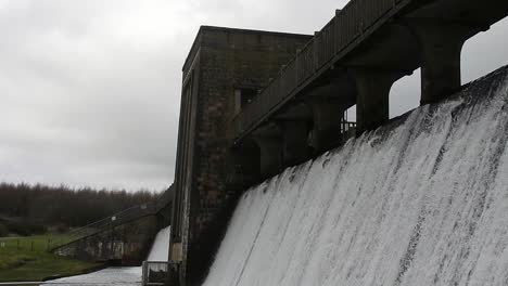 Embalse-De-Llyn-Cefni-Puerta-De-Presa-De-Hormigón-Que-Vierte-Desde-La-Laguna-De-Llangefni,-Escena-Rural-De-Anglesey-Cerrar