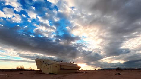 Un-Bote-Arrojado-Ilegalmente-En-El-Desierto-De-Mojave-Es-Un-Tema-Interesante-O-Un-Lapso-De-Tiempo-Al-Atardecer