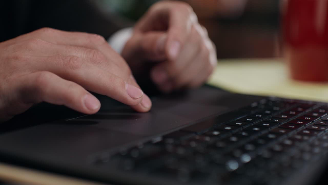 persona escribiendo en una computadora portátil