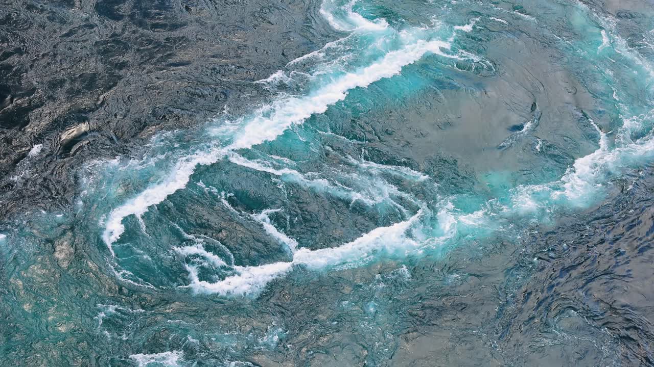 강과 바다의 푸른 물결은 물결이 높고 낮을 때 서로 만납니다.