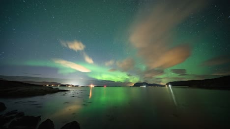 aurora boreal sobre el fiordo alta