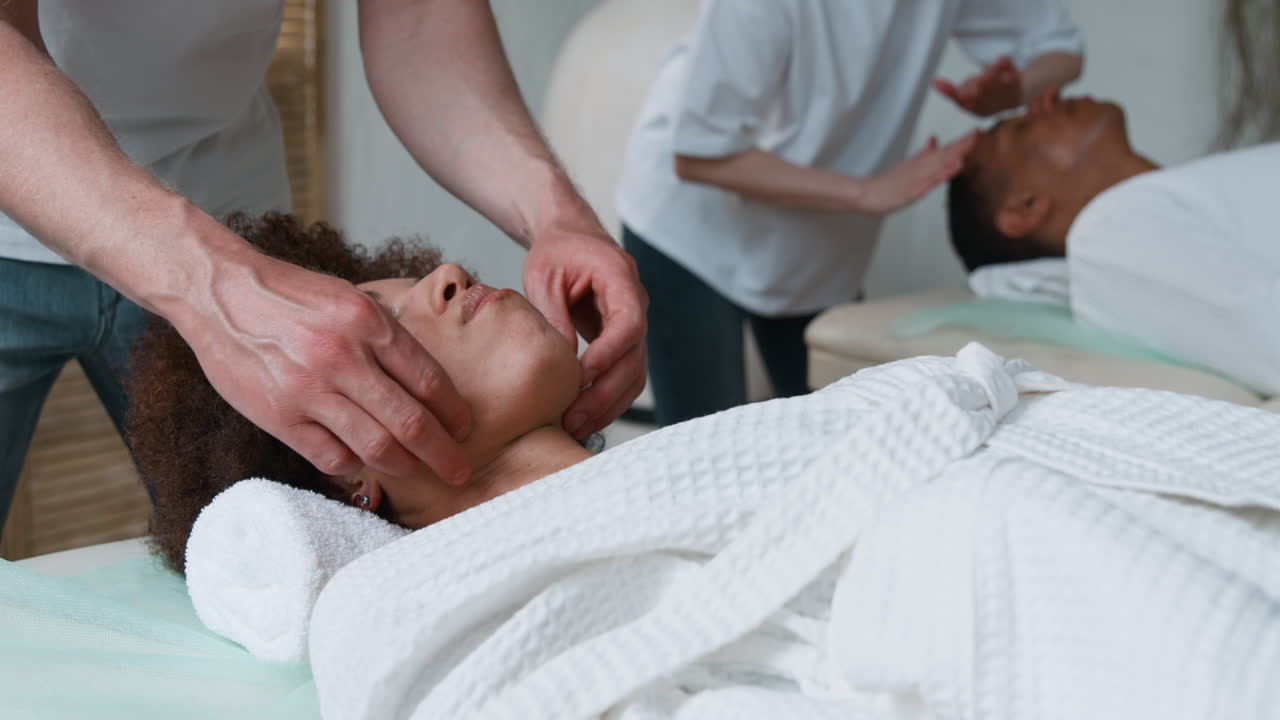 dos clientes recibiendo un masaje de pareja