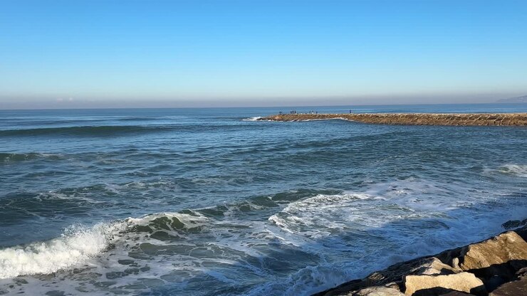 Golven van de Atlantische Oceaan die de kust van Portugal ontmoeten