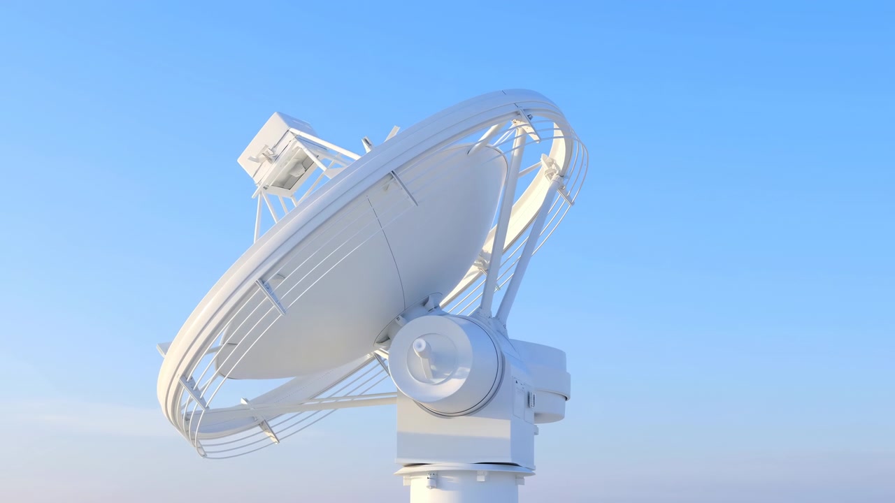 Vista próxima em ângulo baixo de uma grande antena parabólica de satélite branca ocupando o quadrante inferior direito, inclinada para cima em direção ao céu azul claro.