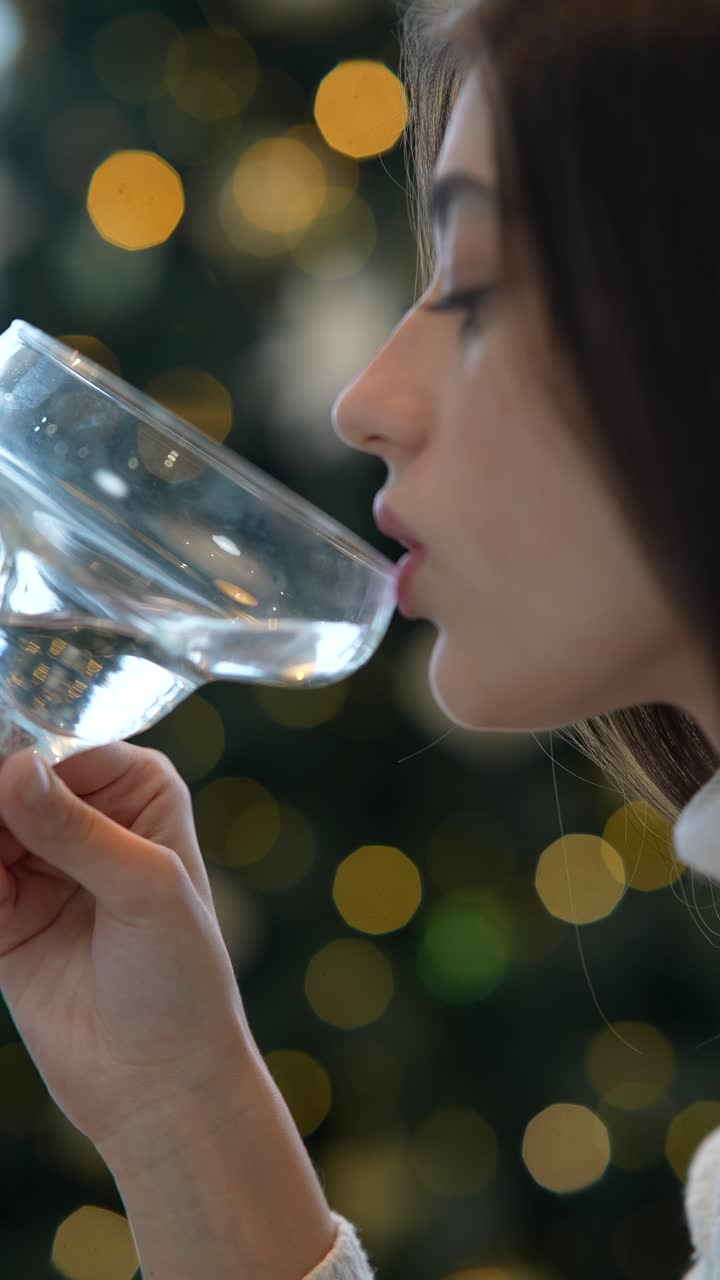 mujer disfrutando de un cóctel en navidad